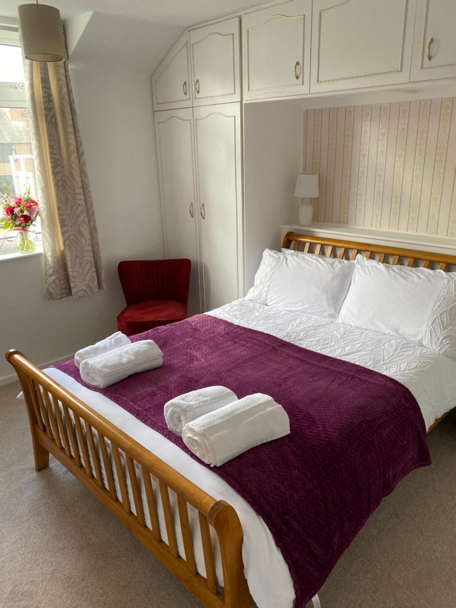 Spacious 2 Bed Village Flat Sleeps 4/6