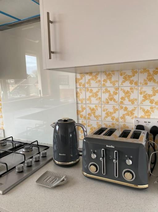 Spacious 2 Bed Village Flat Sleeps 4/6 Apartment