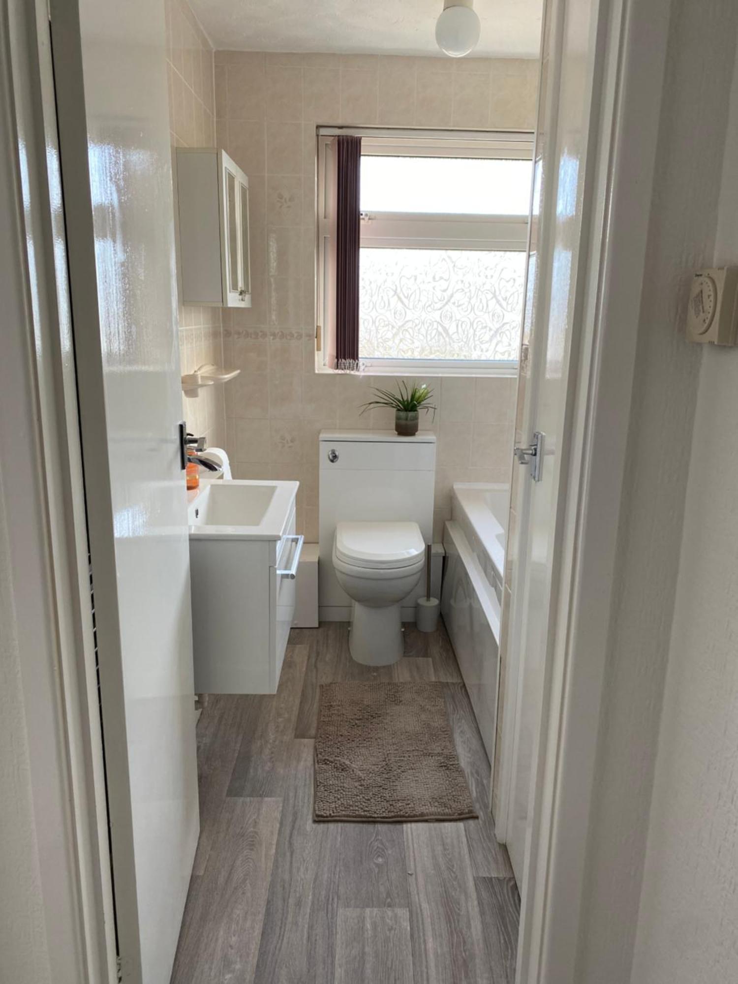 Spacious 2 Bed Village Flat Sleeps 4/6 Apartment *