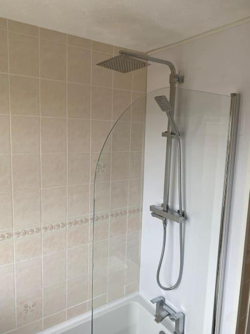 Spacious 2 Bed Village Flat Sleeps 4/6 *