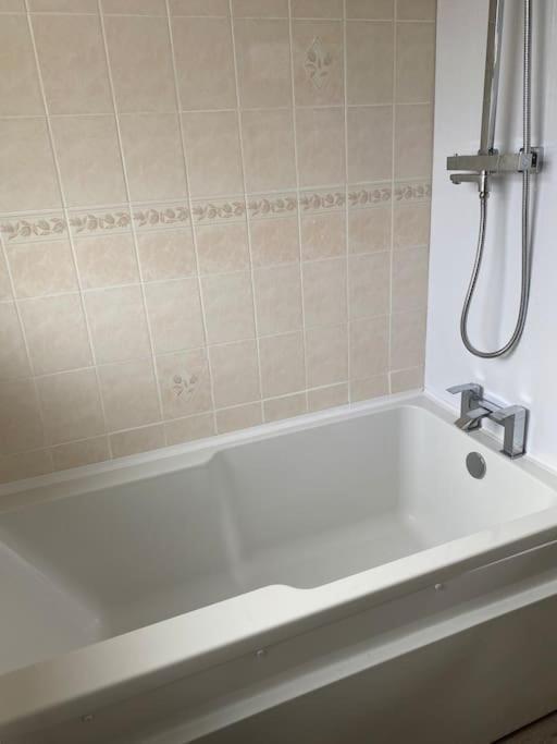 Spacious 2 Bed Village Flat Sleeps 4/6 Apartment Nottingham